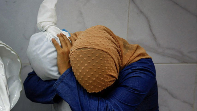 La photographie de Mohammed Salem, de l'agence Reuters, montrant Inas Abu Maamar qui tient le corps de sa nièce de cinq ans, Saly, tuée avec sa mère et sa sœur par un missile qui a frappé leur maison à Khan Younes en octobre 2023.