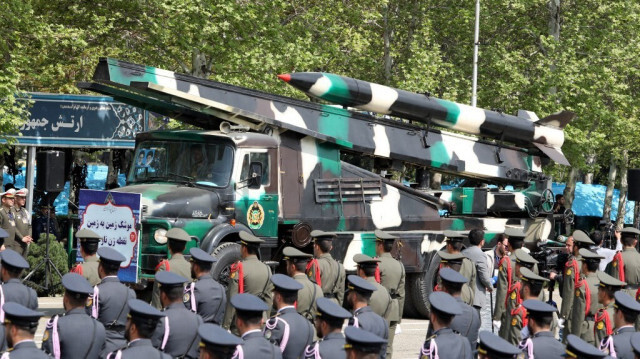 Un camion militaire iranien transportant des missiles lors d'un défilé militaire dans le cadre d'une cérémonie marquant la journée annuelle de l'armée du pays à Téhéran, le 17 avril 2024.