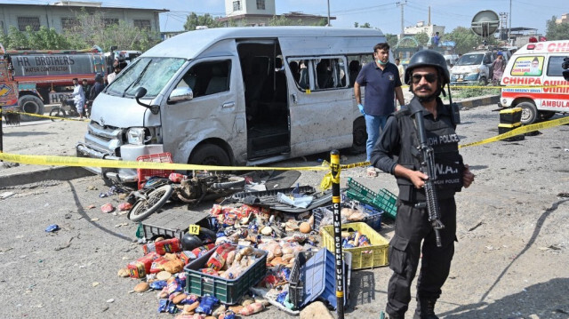 Les agents de police sont en garde sur le site d'une attaque contre un véhicule à Karachi, au Pakistan, le 19 avril 2024.