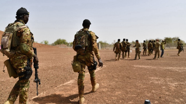 Des soldats maliens participent à un entraînement au camp militaire Kamboinsé général Bila Zagre près de Ouagadougou au Burkina Faso lors d'un exercice militaire antiterroriste avec des instructeurs de l'armée américaine, le 12 avril 2018. 
