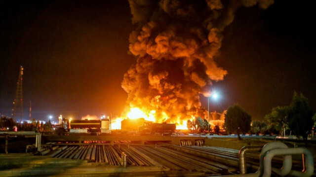 Une photo prise le 2 juin 2021 montre un incendie dans une raffinerie de pétrole à Téhéran, la capitale de l'Iran.