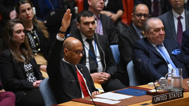 Le représentant adjoint des États-Unis à l'ONU, Robert Wood, vote contre une résolution autorisant l'adhésion des Palestiniens à l'ONU, au siège des Nations unies à New York, le 18 avril 2024.