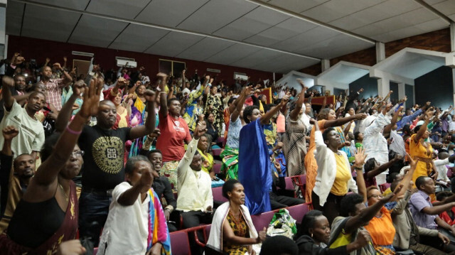 Des Rwandais réagissent lors du débat sur l'amendement de la Constitution au Parlement de Kigali, le 14 juillet 2015.
