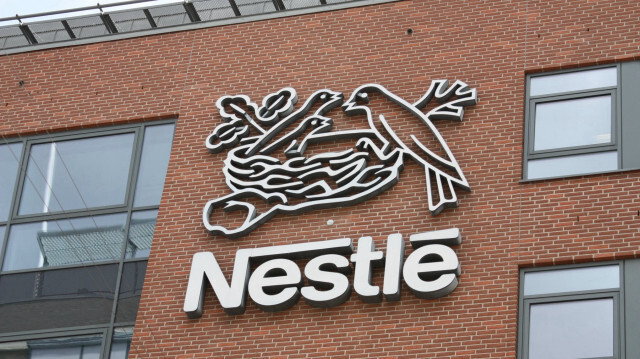 Nestlé, une entreprise alimentaire de renommée mondiale basée en Suisse, s'est ajouterait du sucre aux aliments pour bébés et aux céréales vendus dans les pays pauvres tout en vendant des aliments pour bébés non sucrés en Europe.