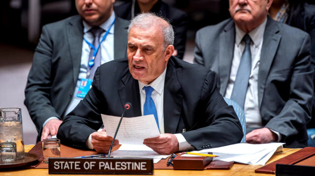 Член Палестинского законодательного совета Зиад Абу-Амр обращается к членам Совета Безопасности во время заседания, посвященного ситуации на Ближнем Востоке, включая палестинский вопрос, в штаб-квартире ООН в Нью-Йорке, США, 18 апреля 2024 года.