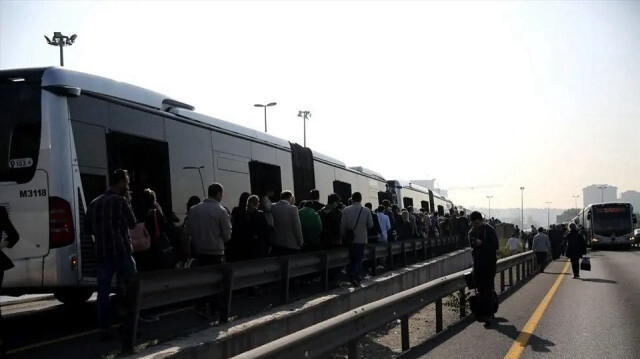 İstanbul'da 'toplu ulaşım' krizi son sürat devam ediyor Metrobüs 15