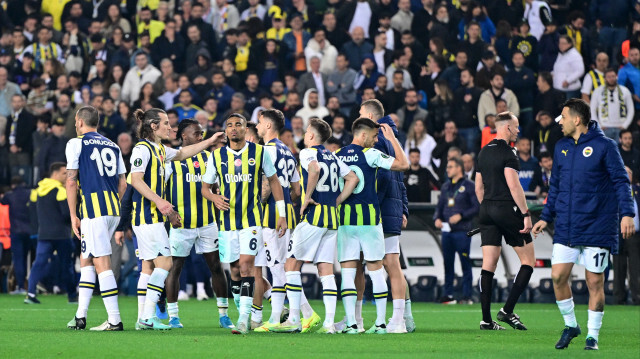 Les joueurs de Fenerbahçe suite à leur élimination de l'Europa League Conference, à Istanbul, le 19 avril 2024.