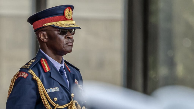 Le général Francis Ogolla, chef des forces de défense kényanes, observe la garde d'honneur des membres des KDF à Nairobi, le 28 février 2024.