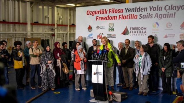 Des militants tiennent une conférence de presse à l'intérieur d'un navire appartenant à la "flottille de la liberté" à Tuzla en Turkiye, le 19 avril 2024.