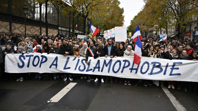 Des dizaines de milliers de musulmans réunis à Paris, près de la gare du Nord, pour manifester contre l'islamophobie, le 10 novembre 2019.