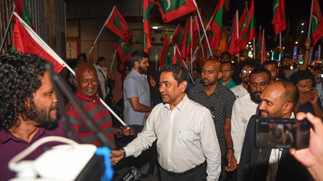 L'ancien président des Maldives Abdulla Yameen est accueilli par ses partisans dans son bureau de campagne à Male le 18 avril 2024.