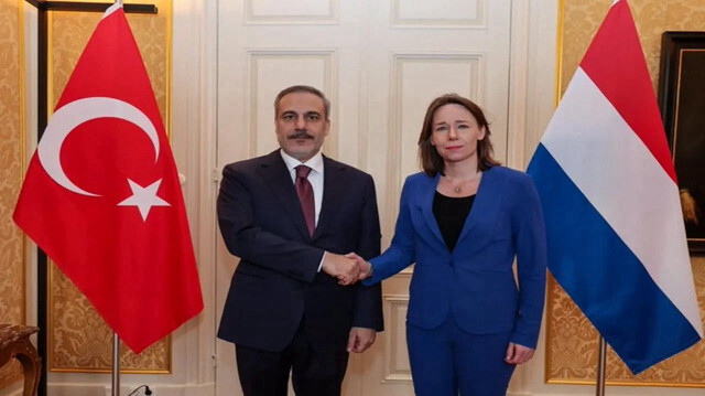 وزير الخارجية التركي يلتقي نظيرته الهولندية في لاهاي