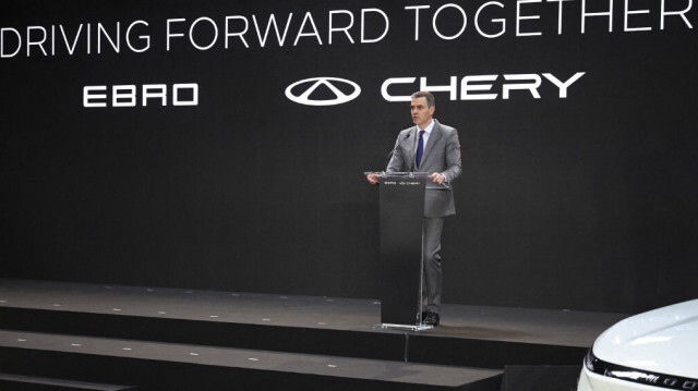 Le Premier ministre espagnol Pedro Sanchez prononce un discours à la suite de la signature d'un accord de coentreprise entre Ebro-EV Motors et le constructeur automobile chinois Chery dans l'ancienne usine Nissan de Barcelone le 19 avril 2024.