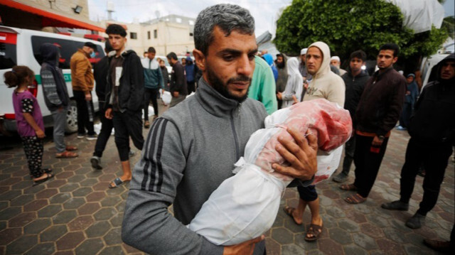 Le corps d'un enfant Palestinien tué lors de l'attaque israélienne à Deir Al-Balah dans la Bande de Gaza.