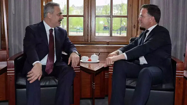 لاهاي.. وزير الخارجية التركي يلتقي رئيس وزراء هولندا
