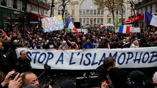 Des manifestants participent à une marche de protestation contre l'islamophobie en France, devant la Gare du Nord, à Paris, le 10 novembre 2019. 