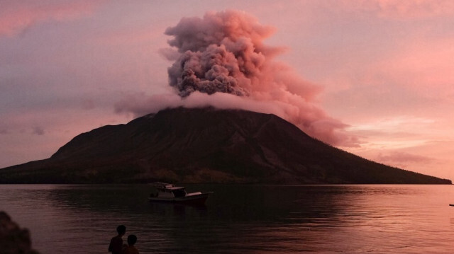 Le volcan du mont Ruang entre en éruption à Sitaro, dans le nord du Sulawesi, le 19 avril 2024.