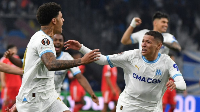 L'attaquant brésilien de l'Olympique de Marseille, Luis Henrique (à gauche), célèbre avec ses coéquipiers la victoire lors du match de football retour des quarts de finale de la Ligue Europa de l'UEFA, entre l'Olympique de Marseille (OM) et le SL Benfica, au Stade Vélodrome à Marseille le 18 avril 2024.