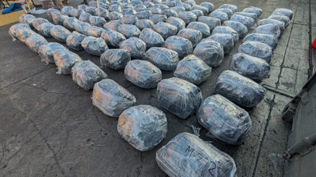 Une photo distribuée par la Police péruvienne montre des colis contenant 7,2 tonnes de cocaïne interceptés au port de Callao, adjacent à Lima, le 30 janvier 2024.
