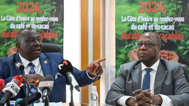 Le ministre ivoirien de l'Agriculture Kobenan Kouassi Adjoumani (G) et Yves Brahima Kone, directeur général du Coffee & Cocoa Council, (D) s'expriment lors d'une conférence de presse à Abidjan le 2 avril 2024 à l'occasion de l'annonce du nouveau prix d'achat du cacao ivoirien.