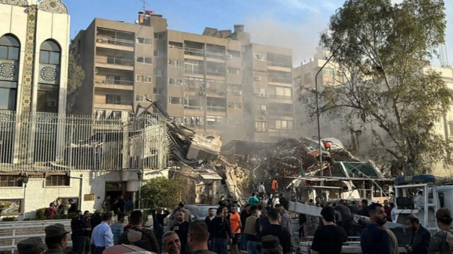 Le personnel d'urgence et de sécurité se rassemble sur le site des frappes qui ont touché l'ambassade iranienne à Damas en Syrie, le 1er avril 2024.