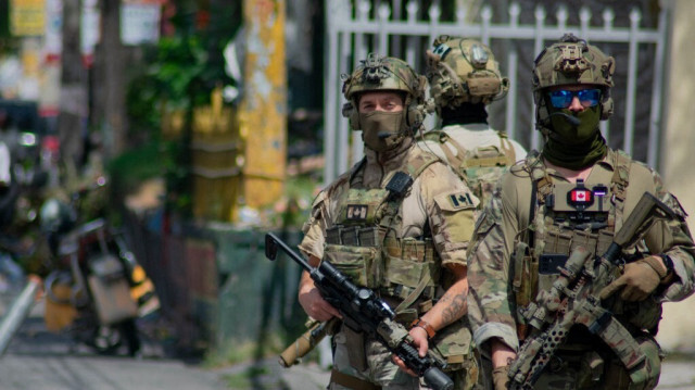 Des soldats canadiens montent la garde devant leur ambassade à Port-au-Prince, en Haïti, le 28 mars 2024. 