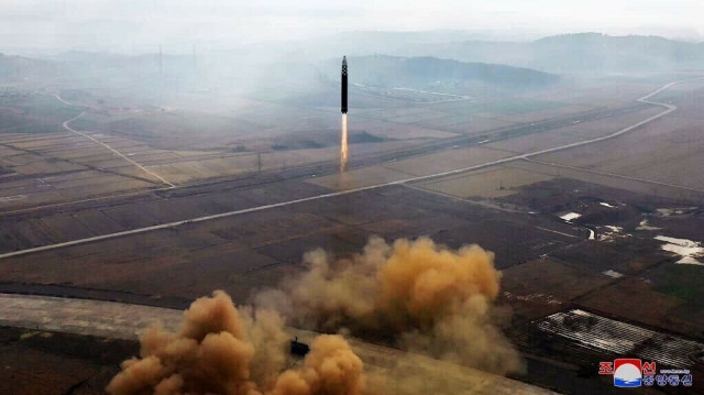 La Corée du Nord a effectué, mardi 2 avril 2024, le dernier tir d'une série d'essais d'armements interdits cette année en lançant un missile balistique de portée intermédiaire.
