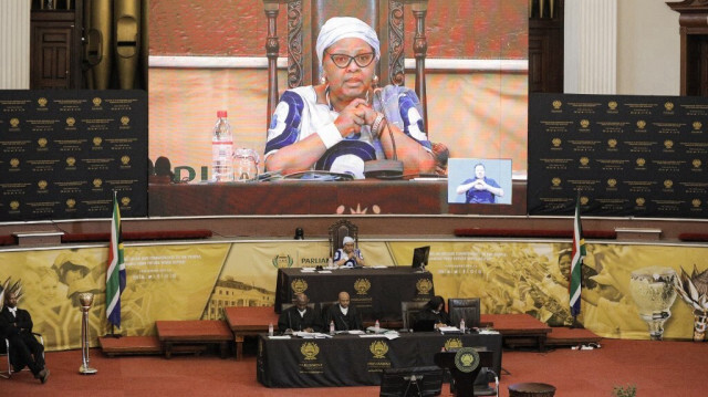 La présidente de l'Assemblée nationale sud-africaine Nosiviwe Mapisa-Nqakula (C dos) s'exprime lors d'un débat sur la possibilité d'engager une procédure de destitution du président sud-africain Cyril Ramaphosa, lors d'une session parlementaire au Cap, le 13 décembre 2022. 