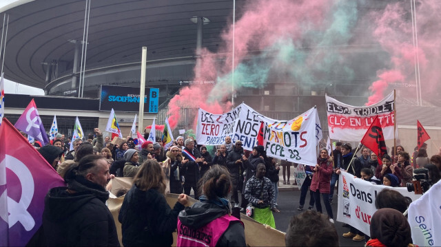 Les syndicats protestent principalement contre les mesures annoncées par l'ancien ministre de l'Éducation nationale, Gabriel Attal, qui incluent la création de groupes de niveau en collège qui seraient formés en fonction des difficultés des élèves.