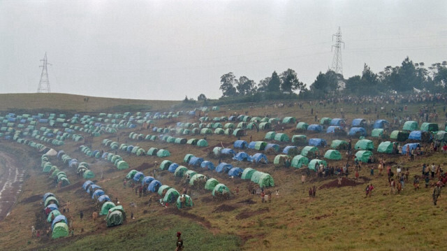 Photo prise le 30 avril 1994 du camp de réfugiés tutsis rwandais de Nyarushishi, au sud du Rwanda, où plus de huit mille Tutsis sont rassemblés sous la protection des soldats français. 