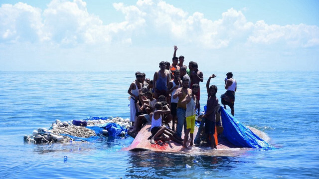 Quatre Indonésiens, suspectés d'être des passeurs, ont été arrêtés après avoir été secourus avec plus de 70 réfugiés rohingyas dont le bateau a chaviré au large de l'Indonésie fin mars.