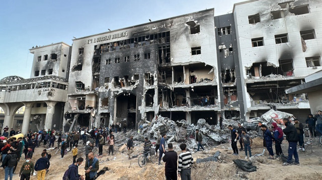 L'hôpital Al-Shifa brûlé et détruit par les attaques israéliennes qui se poursuivent à Deir Al-Balah dans la Bande de Gaza, le 1er avril 2024.