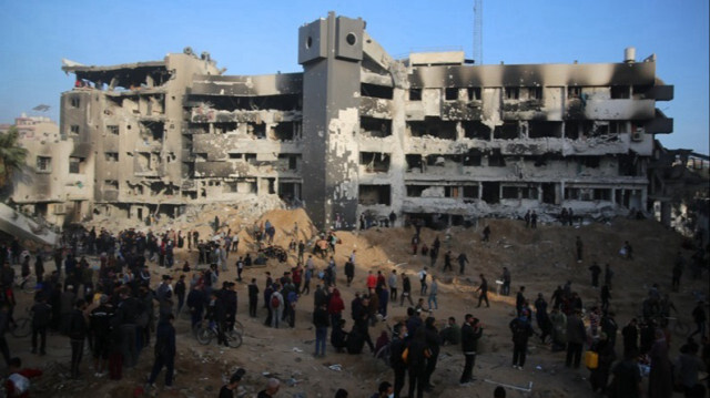 Les Palestiniens se rassemblent afin d'examiner les débris de l'hôpital Al-Shifa, endommagé par une attaque de l'armée d'occupation dans la ville de Gaza, le 1er avril 2024.