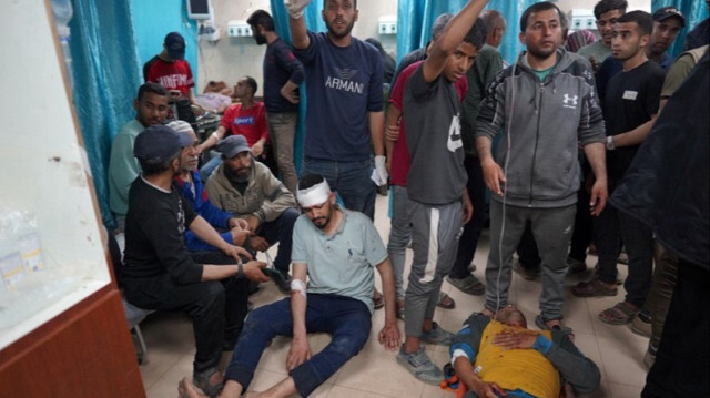Des Palestiniens blessés sont allongés sur le sol de l'hôpital des Martyrs d'Al-Aqsa à Deir Al-Balah, dans le centre de la Bande de Gaza, à la suite d'un bombardement israélien, le 31 mars 2024.