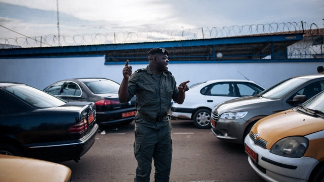 Un officier de police régule la circulation devant l'hôtel de ville de Yaoundé, lors d'un rassemblement électoral, le 5 octobre 2018, en vue des prochaines élections présidentielles du 7 octobre.