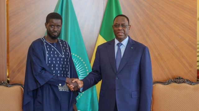 Cette photo prise et distribuée par la présidence sénégalaise le 28 mars 2024 montre le président sénégalais sortant Macky Sall (à droite) serrant la main du président sénégalais élu Bassirou Diomaye Faye (à gauche) au palais présidentiel de Dakar.