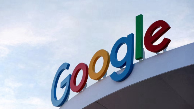Логотип Google на фасаде здания компании.