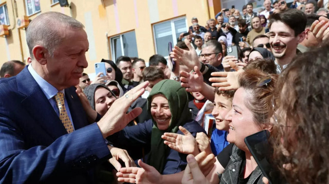Президент Турции Тайип Эрдоган приветствует своих сторонников, покидая избирательный участок во время местных выборов в Стамбуле, Турция, 31 марта 2024 года. 