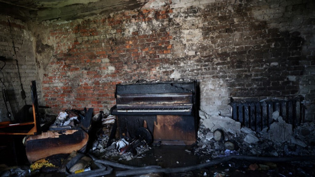 Les restes d'un piano brûlé à l'intérieur d'un appartement brûlé dans un immeuble résidentiel endommagé par une attaque de missiles à Dnipro, au cours de l'invasion russe de l'Ukraine, le 19 avril 2024.