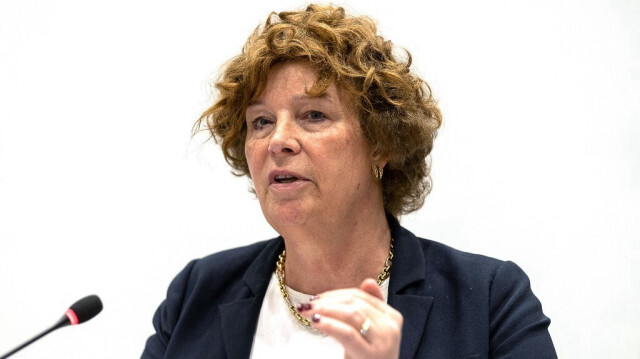 La vice-première ministre et ministre de la Fonction publique et des Entreprises publiques Petra De Sutter assiste à une séance de la commission parlementaire de la mobilité et des entreprises publiques, au Parlement fédéral, à Bruxelles, le 9 mai 2023.