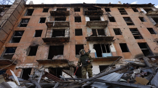 Un sapeur russe vérifie un bâtiment en ruine à Mariupol, dans l'Ukraine contrôlée par la Russie, le 19 avril 2024.