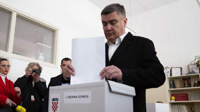 Le président de la Croatie, Zoran Milanovic, dépose son bulletin de vote pour les élections législatives du pays dans un bureau de vote à Zagreb, le 17 avril 2024.