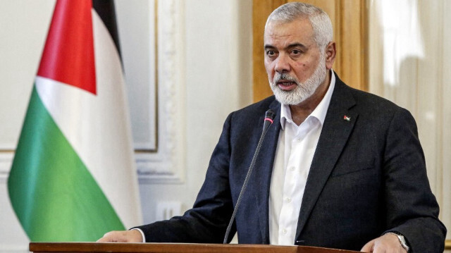 Ismail Haniyeh, chef du bureau politique du mouvement islamiste palestinien Hamas basé à Doha, s'adressant à la presse après une réunion avec le ministre iranien des affaires étrangères à Téhéran, le 26 mars 2024. 