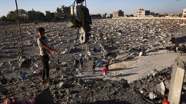 Un enfant palestinien se tient sur ce qui reste du balcon d'un appartement touché par un bombardement israélien à Rafah, dans le sud de la bande de Gaza, le 20 avril 2024.