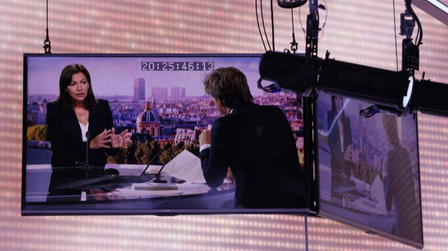 La maire de Paris Anne Hidalgo avec le journaliste français Laurent Delahousse, lors du journal télévisé de France 2 à Paris, le 12 septembre 2021.
