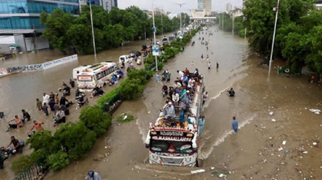 ارتفاع قتلى الفيضانات في باكستان إلى 98