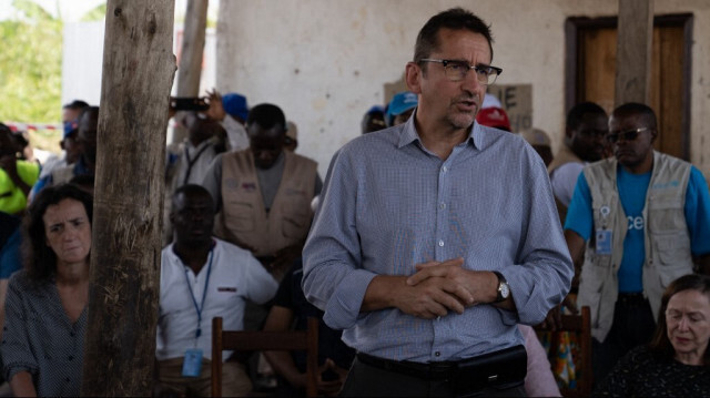 Bruno Lemarquis (C), coordinateur des agences humanitaires de l'ONU en RDC, s'exprimant lors d'une visite des directeurs d'urgence de l'ONU à Komanda, dans la province de l'Ituri, à l'est de la République démocratique du Congo, le 30 août 2023. La RDC compte plus de 6 millions de personnes déplacées à l'intérieur du pays, dont la majorité est concentrée en Ituri, au Nord et au Sud-Kivu. 
