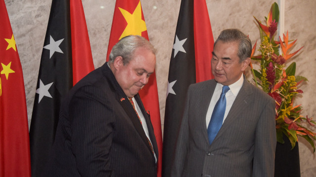 Le ministre des affaires étrangères de Papouasie-Nouvelle-Guinée, Justin Tkatchenko (à gauche), s'entretenant avec le ministre chinois des affaires étrangères, Wang Yi, lors de leur réunion bilatérale à Port Moresby, le 20 avril 2024.