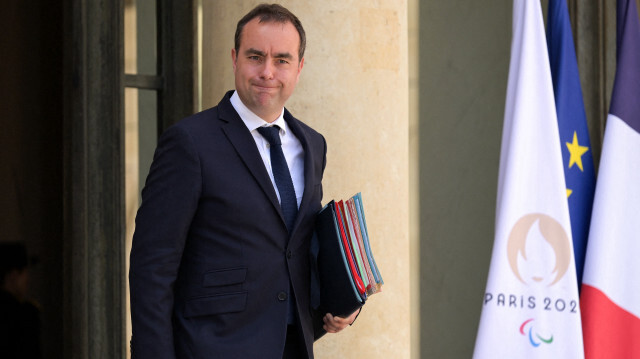 Le ministre français des Forces armées, Sébastien Lecornu, quittant le palais présidentiel de l'Élysée après la réunion hebdomadaire du cabinet, le 17 avril 2024.