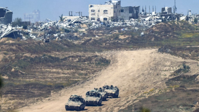 Cette photo prise à la frontière sud d'Israël avec la bande de Gaza montre des véhicules blindés israéliens revenant du territoire palestinien le 17 avril 2024.